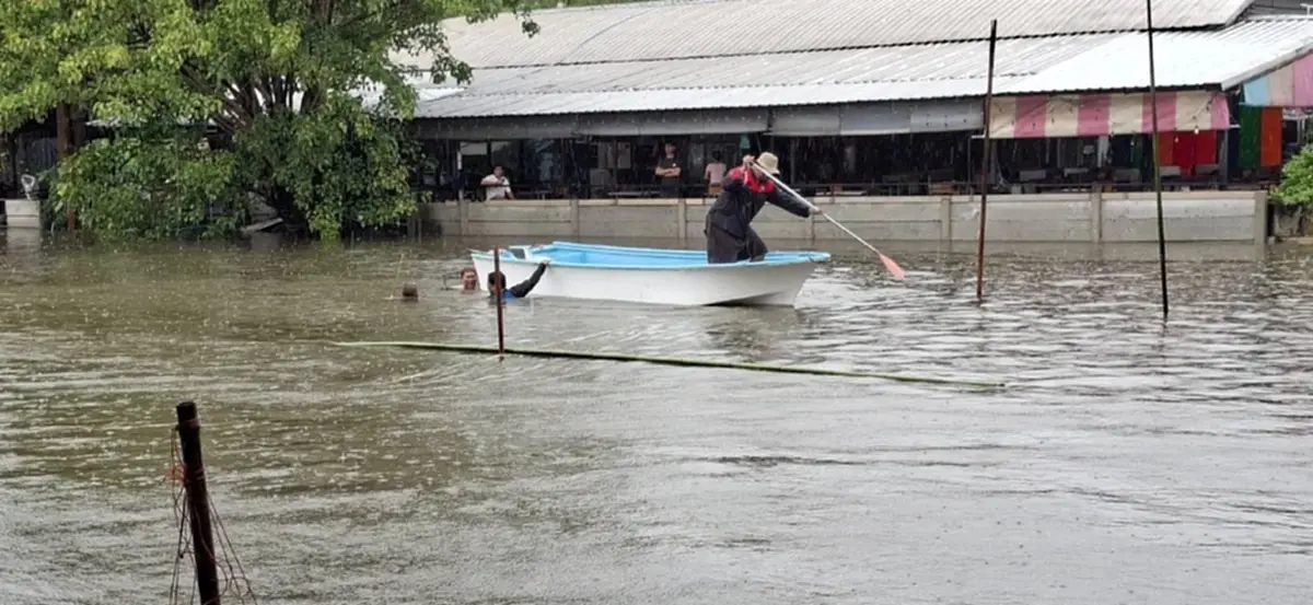 นาทีสลด! สองพี่น้อง ขับเรือไปซื้อกระสอบทราย เกิดพลิกคว่ำดับทั้งคู่