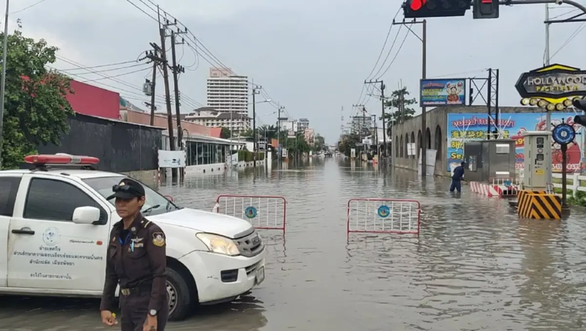 ฝนถล่มพัทยากลางวันแสกๆ น้ำพุ่งเกือบเมตร ปิดเส้นทางวุ่น