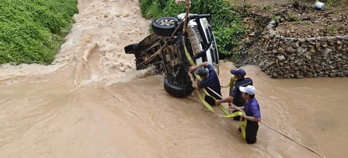 ฝนถล่มเกาะช้าง! น้ำป่าทะลักท่วมฉับพลัน กระบะถูกซัดตกคลอง