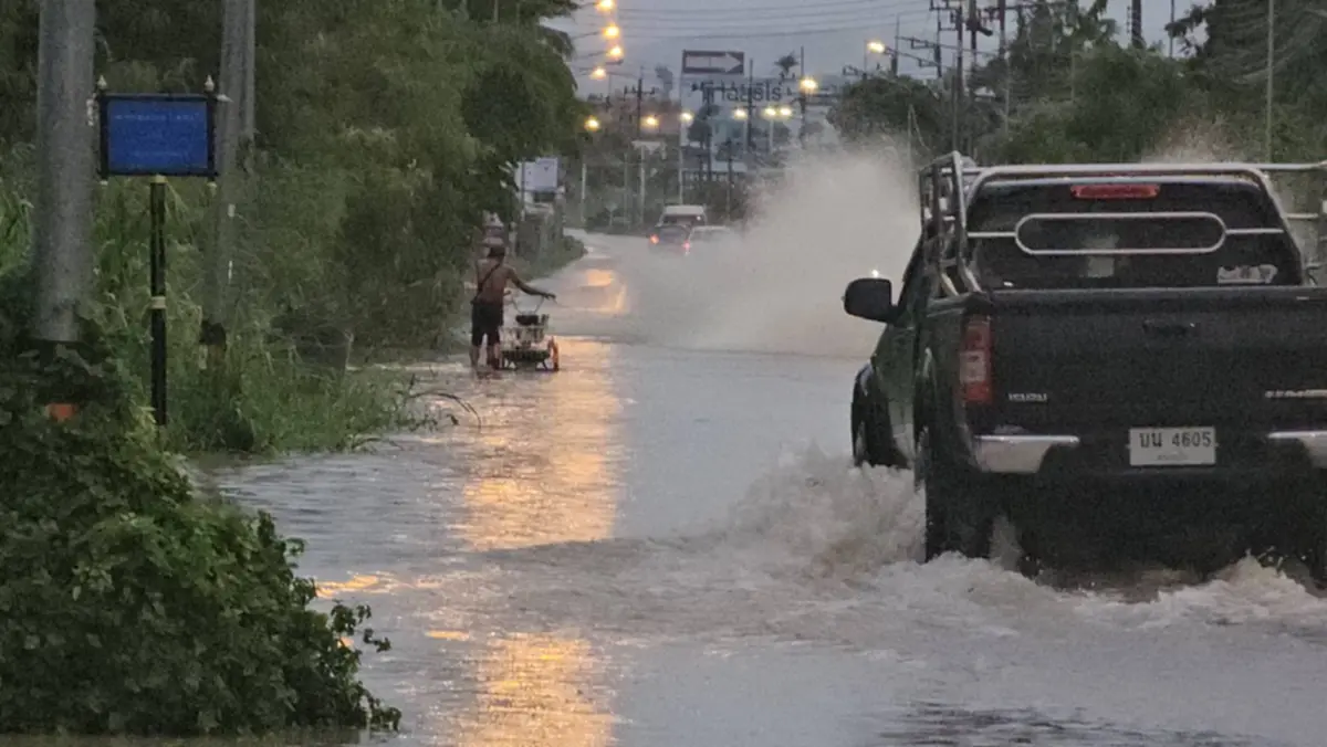 ฝนถล่มบ้านฉางท่วมคลองทรายสูงถึงแข้ง รถตู้ถอยรับนักเรียนวุ่น