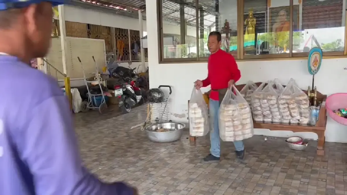 “พระครูป้อม” เปิดโรงครัวทำข้าวกล่องลุยน้ำแจกชาวบ้านติดค้าง