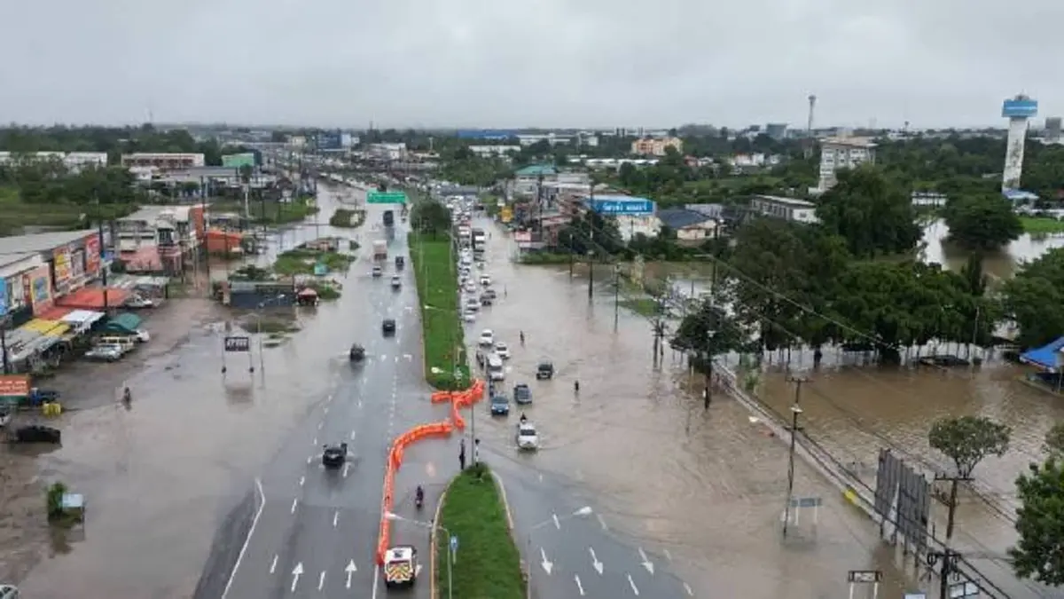 จราจรอัมพาต ฝนตกหนักท่วมถนนสาย 304 กบินทร์บุรี