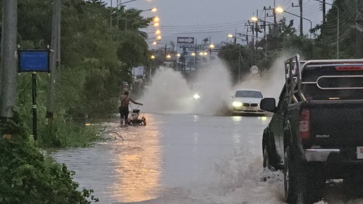 ฝนถล่มบ้านฉางท่วมคลองทรายสูงถึงแข้ง รถตู้ถอยรับนักเรียนวุ่น