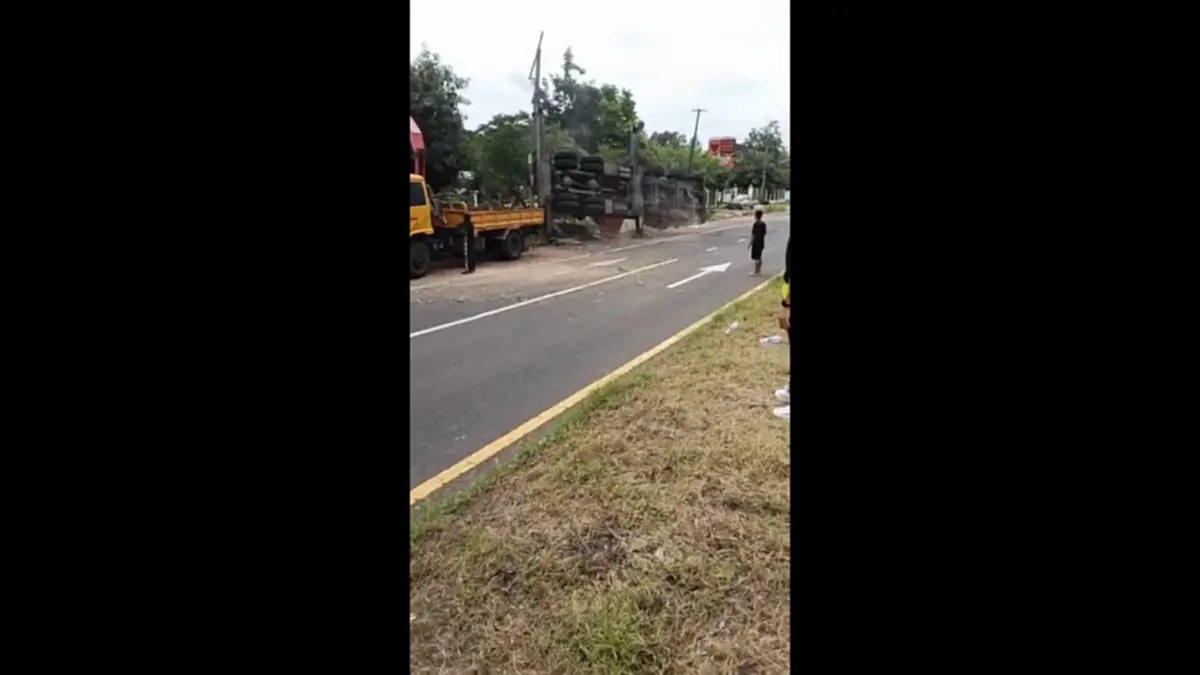 นาทีระทึก! เครนล้มทับสายไฟแรงสูงยโสธรขาด ทำไฟดับวงกว้าง