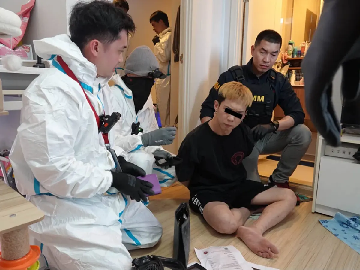 บุกจับหนุ่มสิงคโปร์ หนีคดียา สั่งสารพิษร้าย-สารระเบิด คาคอนโด