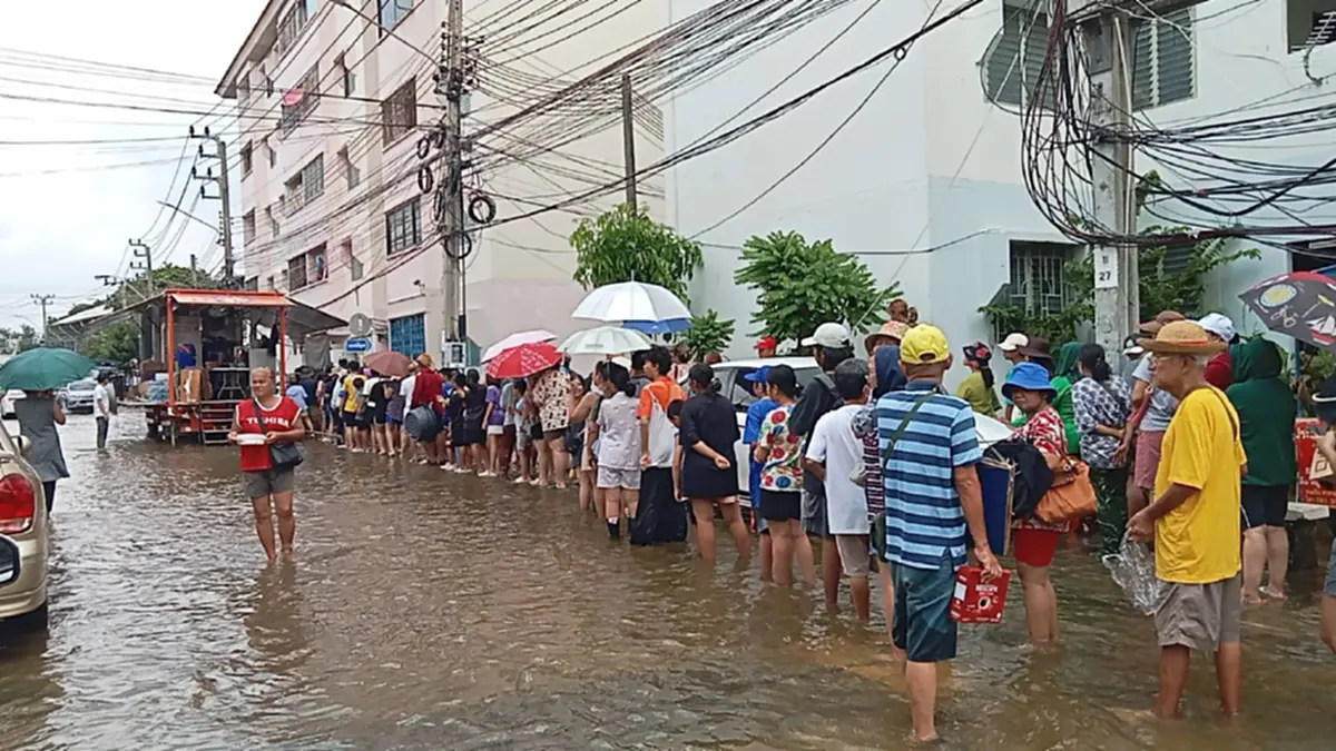อัปเดตล่าสุด ชาวบ้านเอื้ออาทรซอยเพิ่มสิน ยังมีน้ำท่วมขัง 30-40 ซม.