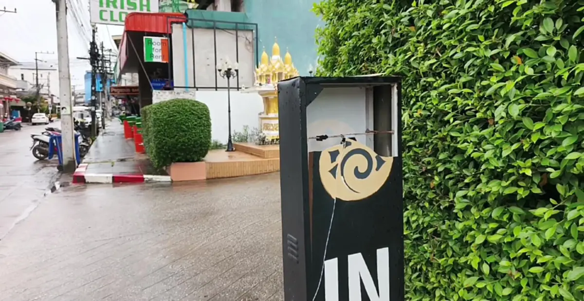 ไม่รู้ไปโกรธใครมา ชายต่างชาติเดินเตะรถ-ชกป้ายโรงแรมอุดรพังยับ