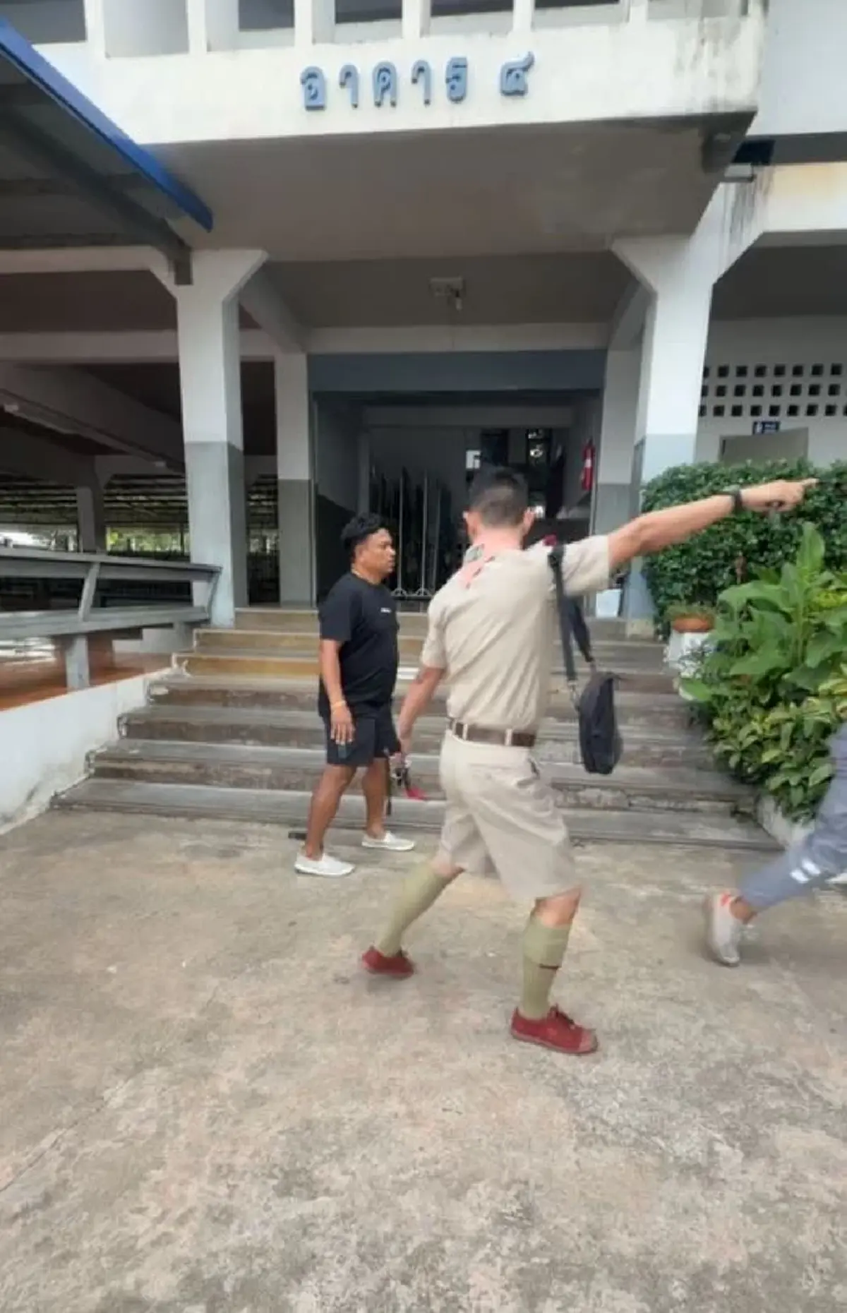 ด่วน วัยรุ่นชายควง 9 มม. บุกกราดในโรงเรียนดังกำแพงเพชร
