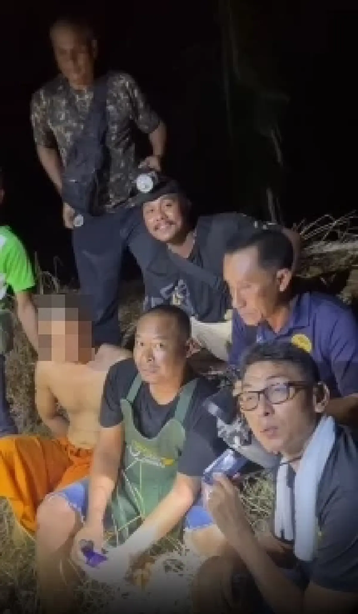 บุกปิดล้อมกุฏิ! จับ "พระเจมส์" พบยาบ้า 200 เม็ด-อุปกรณ์เสพ