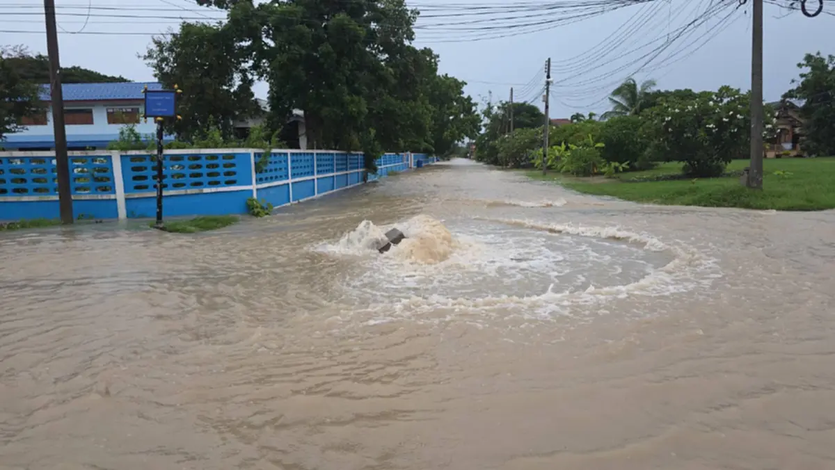ฝนถล่มบ้านฉางท่วมคลองทรายสูงถึงแข้ง รถตู้ถอยรับนักเรียนวุ่น