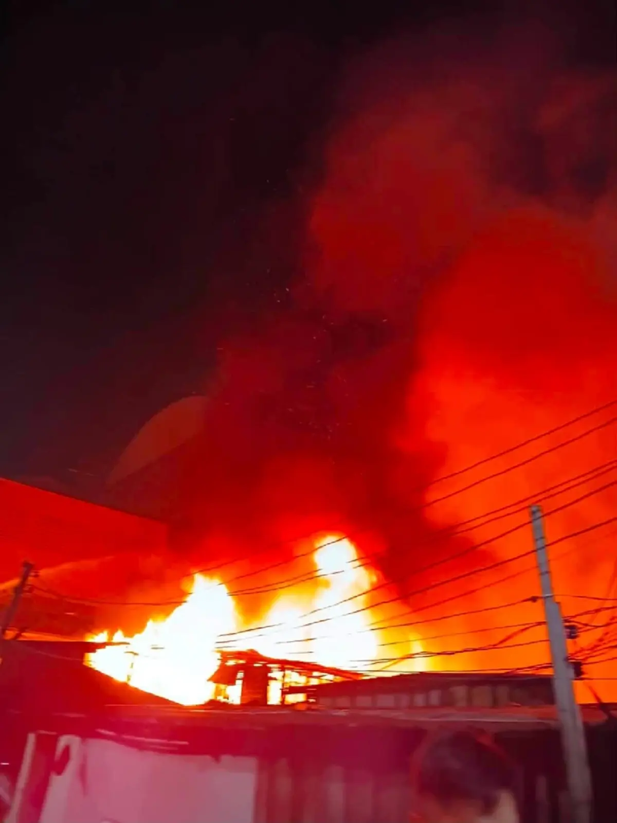 ระทึกกลางดึก ไฟไหม้บ้านเรือนประชาชน ลามวอด 15 หลัง พบผู้เสียชีวิต