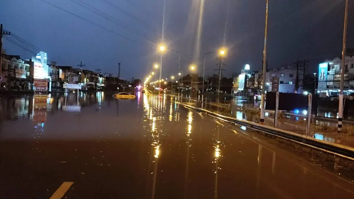 น้ำท่วมระยองซ้ำซาก 10 ปี! ฝนตกแค่ 35 มม. เมืองจมบาดาล รถดับกลางน้ำ