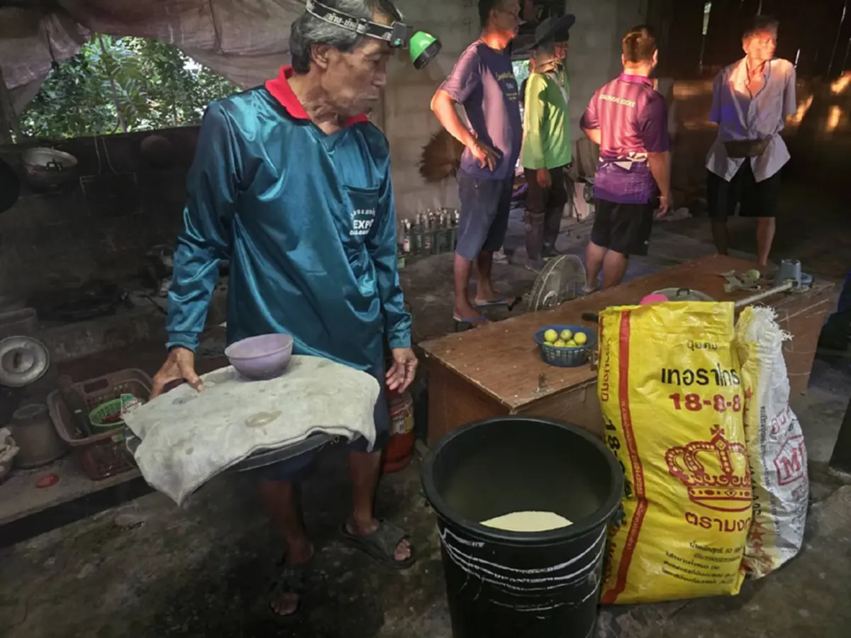 ชาวบ้านสุดงง! ลูกวัย 55 เพิ่งทำอาหารให้พ่อ ก่อนเกิดเหตุสลดในบ้าน