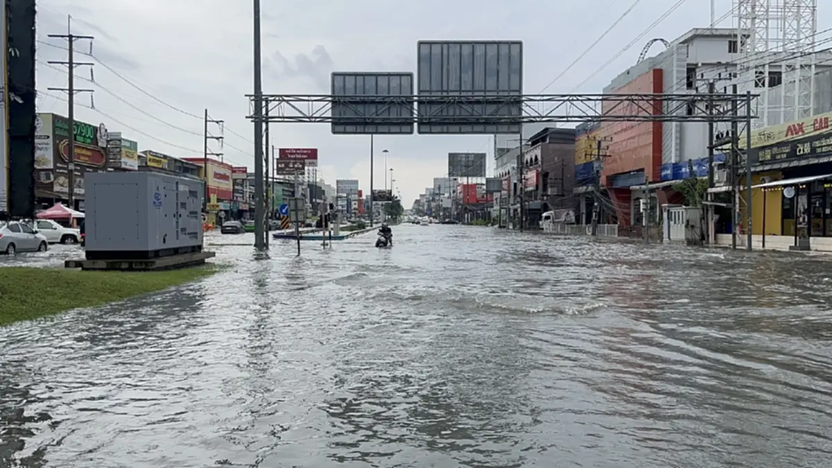ฝนถล่มพัทยากลางวันแสกๆ น้ำพุ่งเกือบเมตร ปิดเส้นทางวุ่น