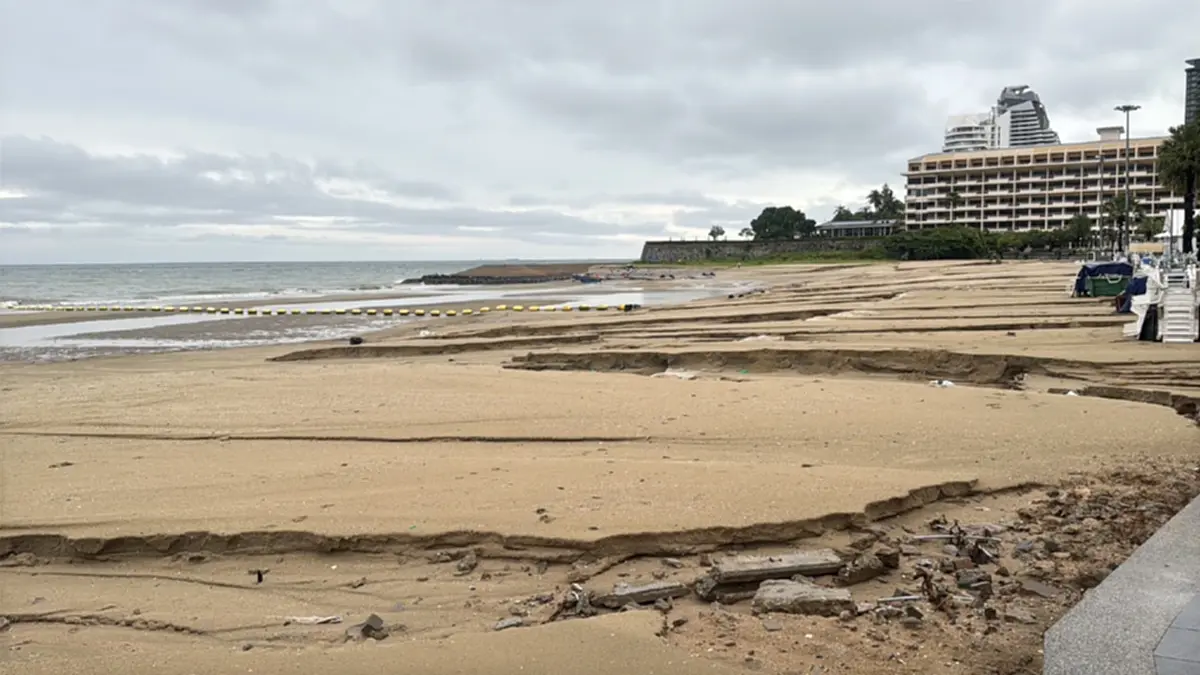 พัทยาน่วม! ฝนถล่มนานนับ 5 ชม. น้ำเซาะชายหาดพังลึก 2 เมตร
