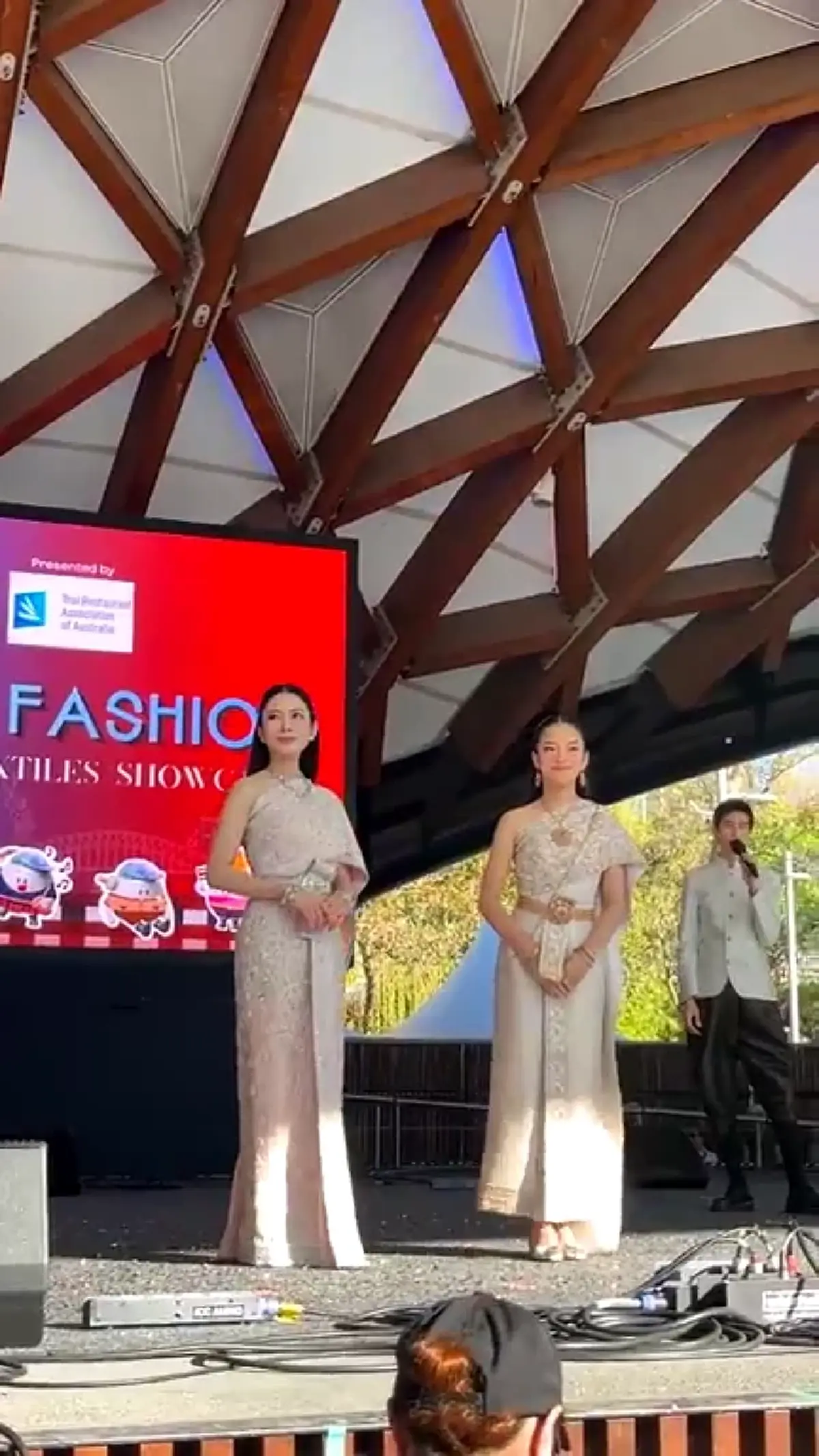 สวยสะกด  "แอฟ ทักษอร - น้องปีใหม่" สวมชุดไทยเดินแฟชั่นโชว์