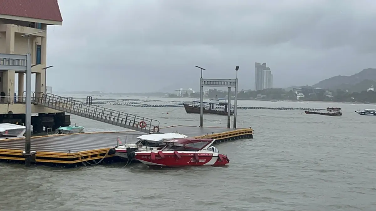 พายุฝนถล่ม! เรือข้ามฟากเกาะสีชังประกาศงดเดินเรือชั่วคราว