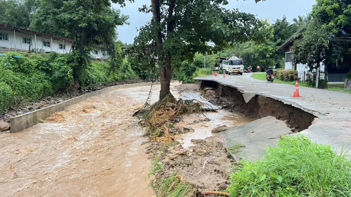 แม่ฮ่องสอนฝนถล่มหนัก น้ำป่าซัดท่วมบ้านเรือนกว่า 20 หลัง