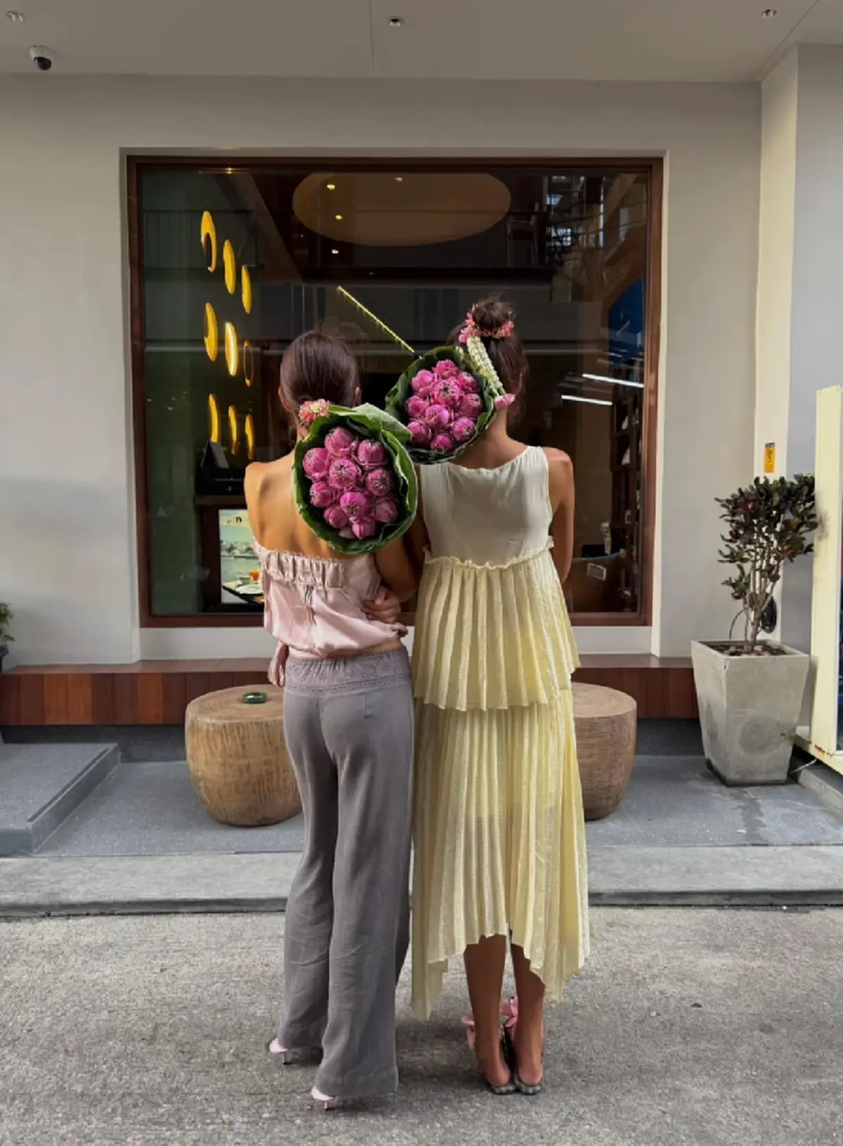 นาทีนี้ต้องลอง  วัยรุ่นแห่เช็คอินสะพานพุทธ ทำพวงมาลัยเกล้าผม