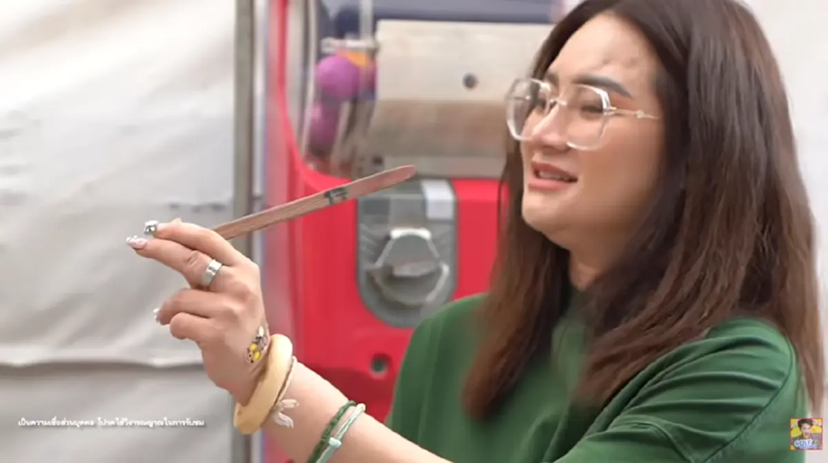 "หมอปลาย" ขอโชคพี่กุมารวัดดัง เขย่าเซียมซี ก่อนล้วงไห ได้เลขมงคล