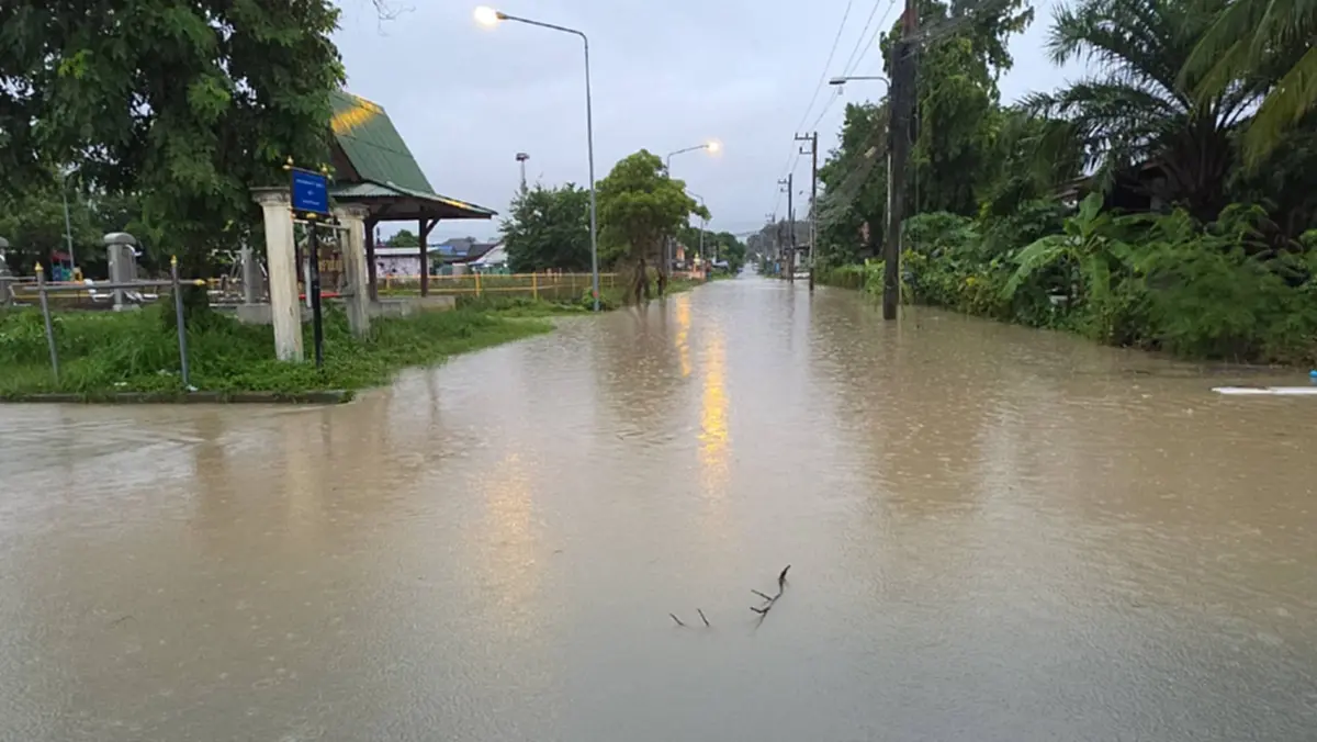 ฝนถล่มบ้านฉางท่วมคลองทรายสูงถึงแข้ง รถตู้ถอยรับนักเรียนวุ่น