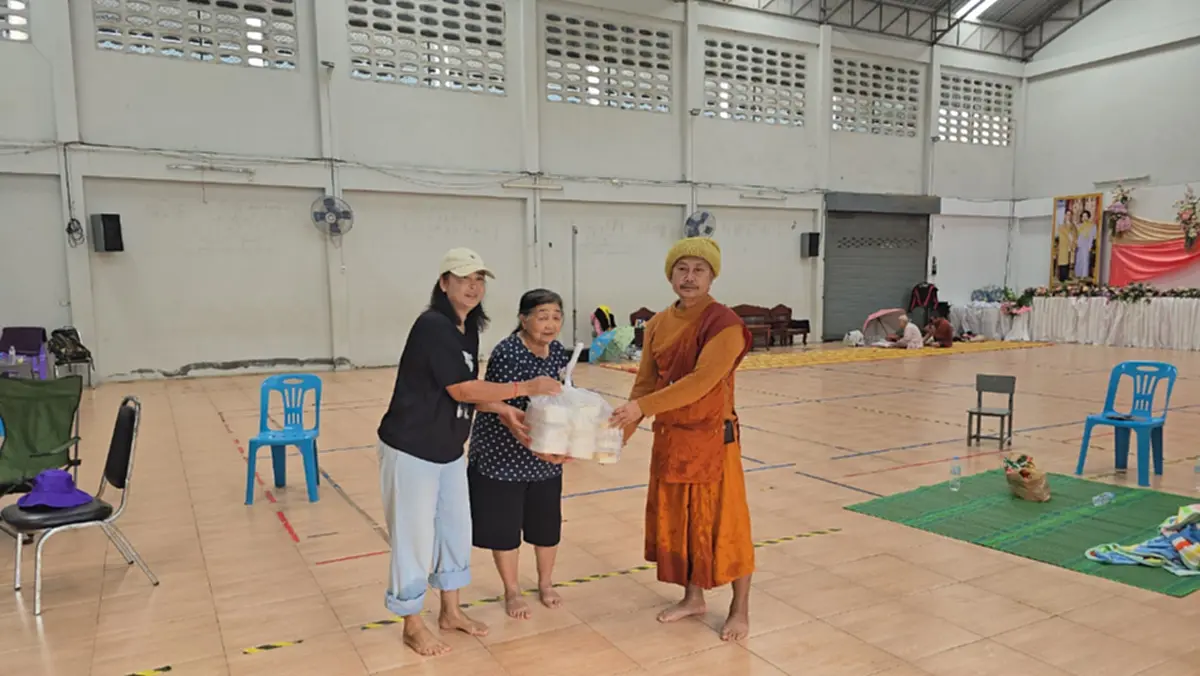 พระไม่ทิ้งโยม! วัดคลองเดื่อ ปากช่อง ลุยน้ำแจกถุงยังชีพ