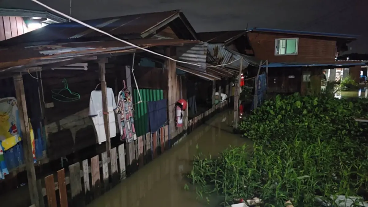 ปากเกร็ดวางกระสอบทราย-สูบน้ำ ยันพร้อมรับมือน้ำท่วม