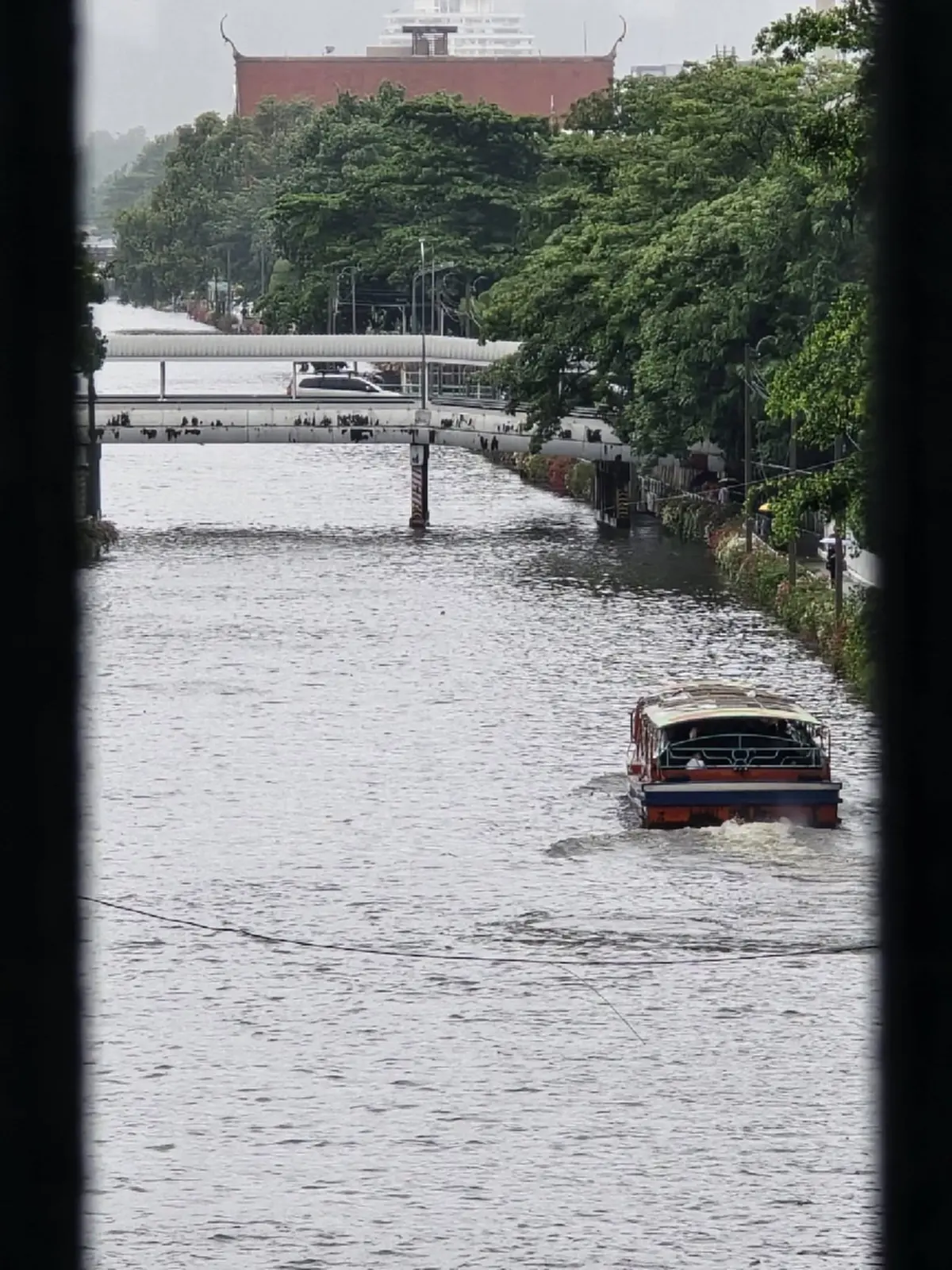 คลองแสนแสบล้นท่วมถนนลาดพร้าว รถติดหนึบกระทันหัน