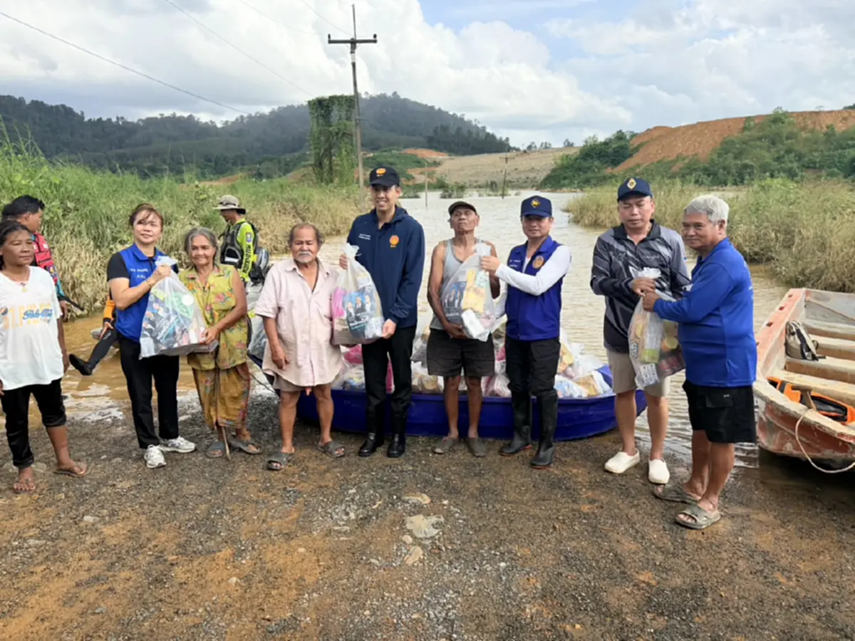 ส.ส. ภูมิใจไทยตราด ลุยน้ำท่วมขนถุงยังชีพช่วย 400 หลังคา