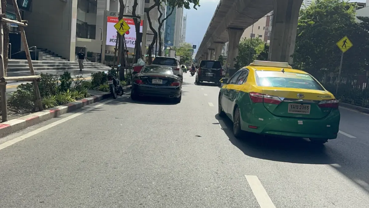 คลิปว่อน! “สีลมไฟท์เตอร์” ไรเดอร์ซัดคนขับรถตู้หมอบ หลังเฉี่ยวชนไม่จบ