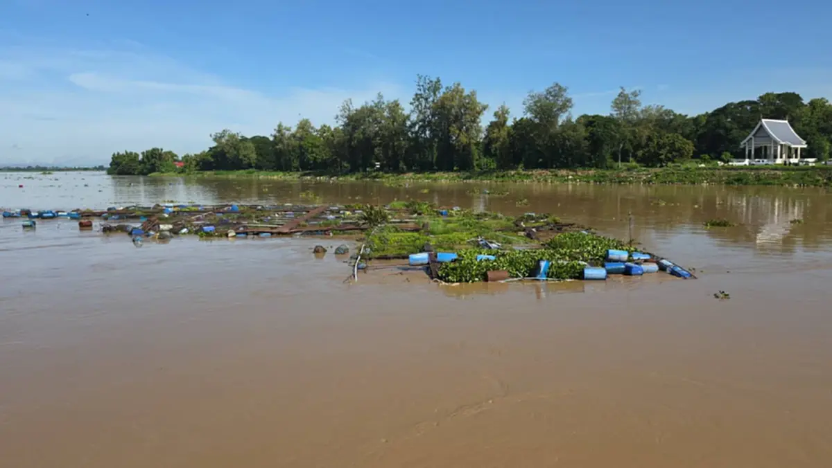 ระทึกกลางดึก! แพพักอาศัย-กระชังปลาหลุดลอย ติดประตูระบายน้ำ