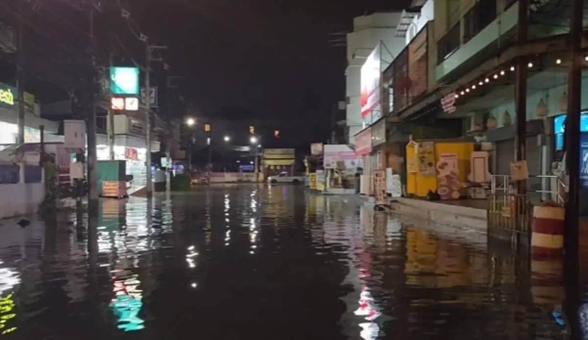 นาทีชีวิต! กู้ภัยลุยน้ำท่วมเชียงใหม่ ช่วยผู้ป่วยติดเตียง