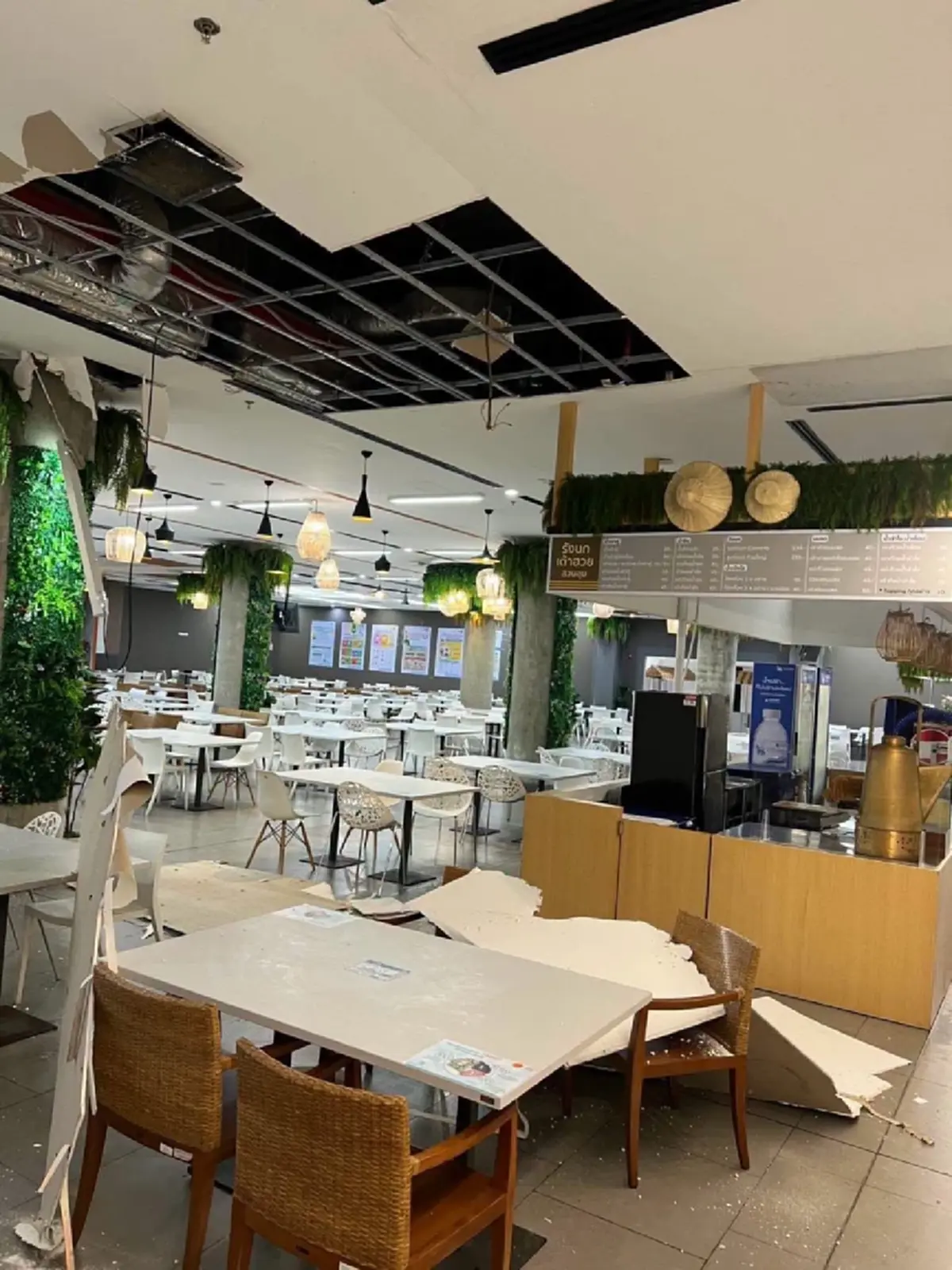 ระทึกสภาฯหมื่นล้าน ฝ้าเพดานโรงอาหารถล่ม โชคดีเป็นวันหยุด