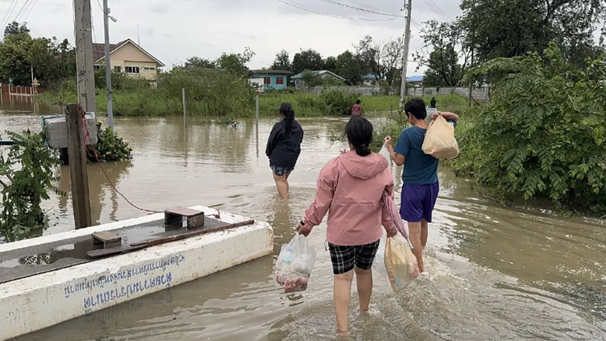 พรวดเดียวมิดเข่า! เขื่อนระบายน้ำท่วมสามโคกเก็บของไม่ทัน