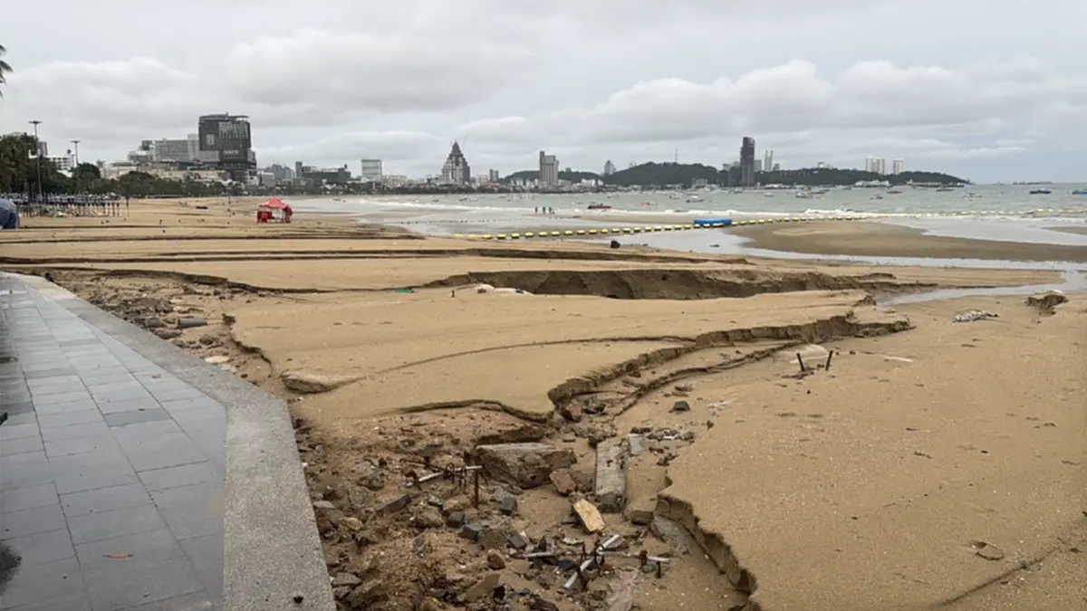 พัทยาน่วม! ฝนถล่มนานนับ 5 ชม. น้ำเซาะชายหาดพังลึก 2 เมตร