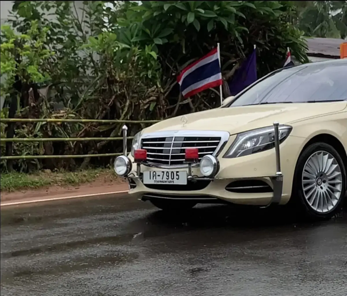 ทะเบียนรถยนต์พระที่นั่ง กรมสมเด็จพระเทพรัตนราชสุดา จอดบ้าน ปชช.