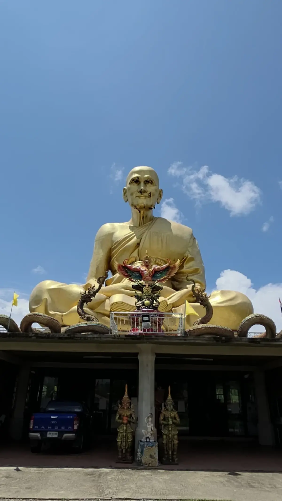 ผึ้งป่าทำรังเต็มใบหน้า-ลำตัว หลวงปู่ดู่ใหญ่ที่สุดในล้านนา