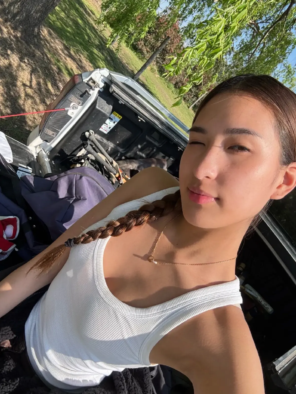 เปิดตัวหรือเปล่า  มิย่า ทองเจือ   โพสต์ภาพเงาหนุ่มปริศนาโผล่ในรูป