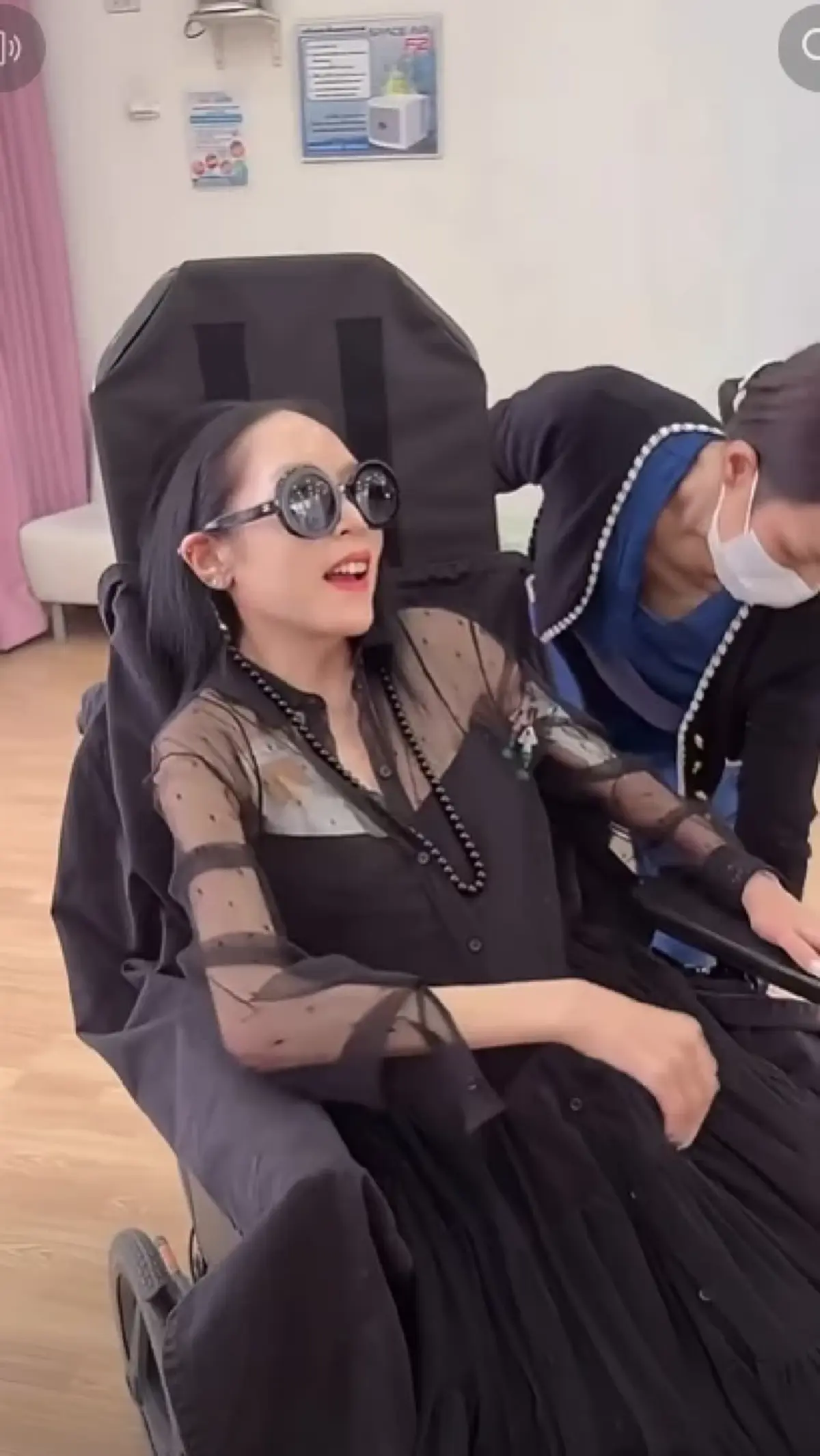 เก่งมาก "คุณหญิงแมงมุม" ล่าสุดลุกจากรถเข็น เต้นรำได้แล้ว