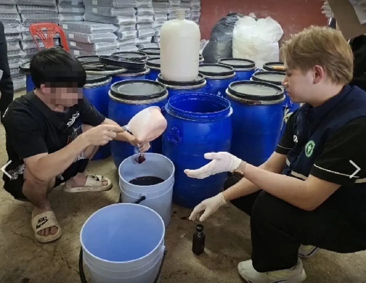 อันตรายถึงชีวิต! บุกทลายรังใหญ่ ยึดยาแก้ไอปลอม-วัตถุดิบเถื่อน