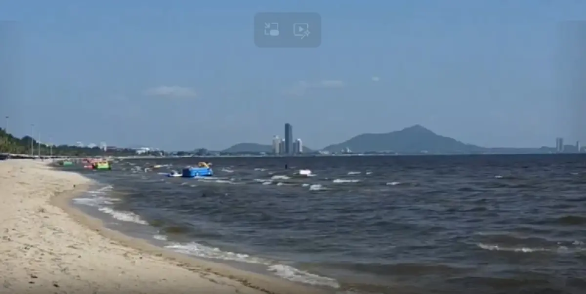บางแสนเกิดอะไรขึ้น? น้ำทะเลดำขุ่นตลอดแนวหาด นักท่องเที่ยวผงะ!