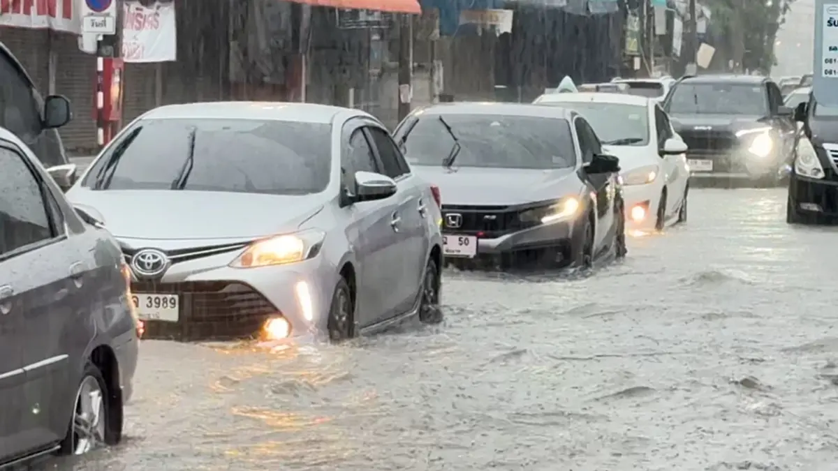 ฝนถล่มชัยนาท น้ำท่วมถนนหลายจุด โรงเรียนดังประกาศหยุดเรียนฉุกเฉิน
