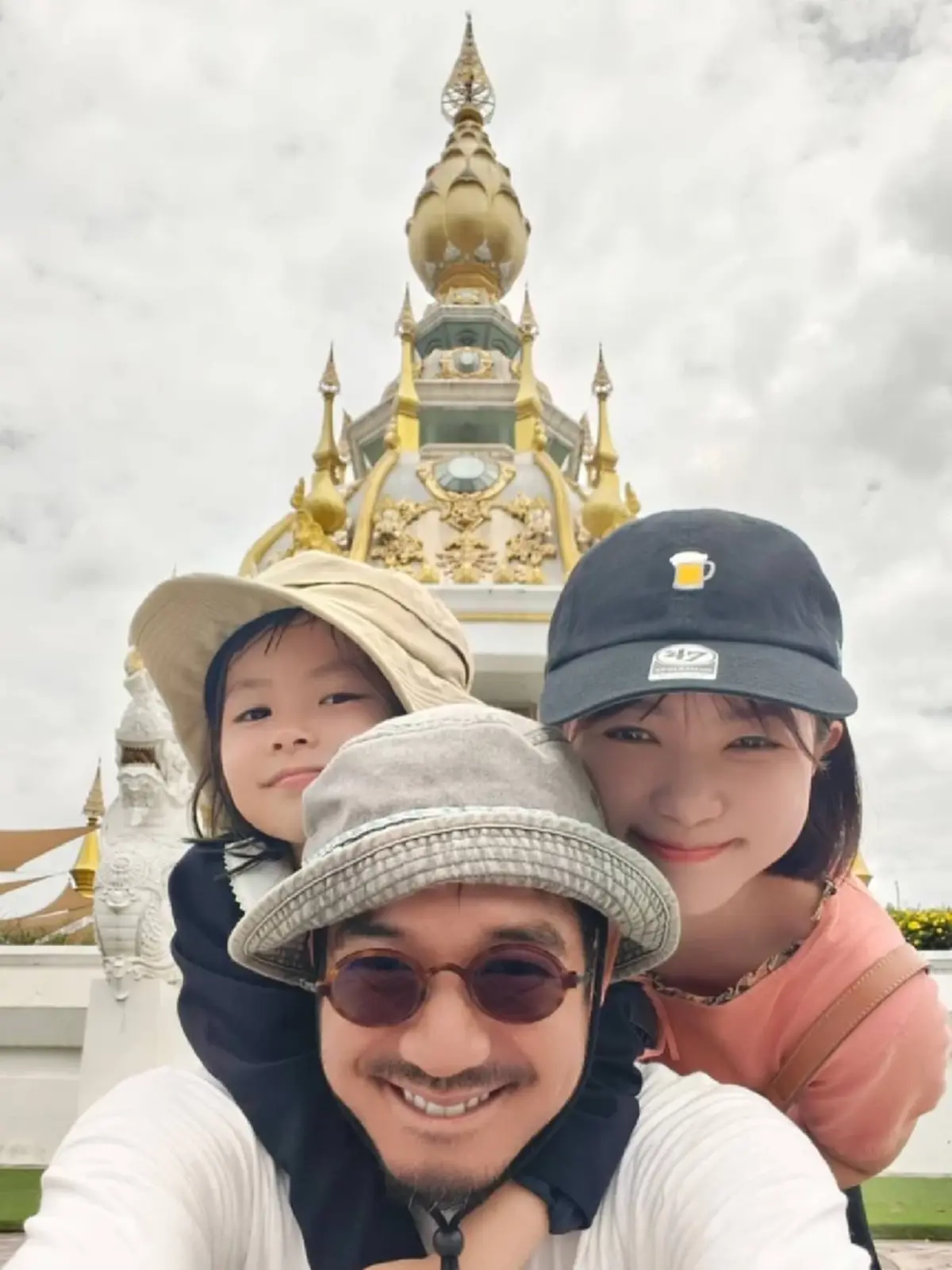 เวียร์ ศุกลวัฒน์ พาลูกเมียกลับต่างจังหวัด  เยี่ยมย่าทวด