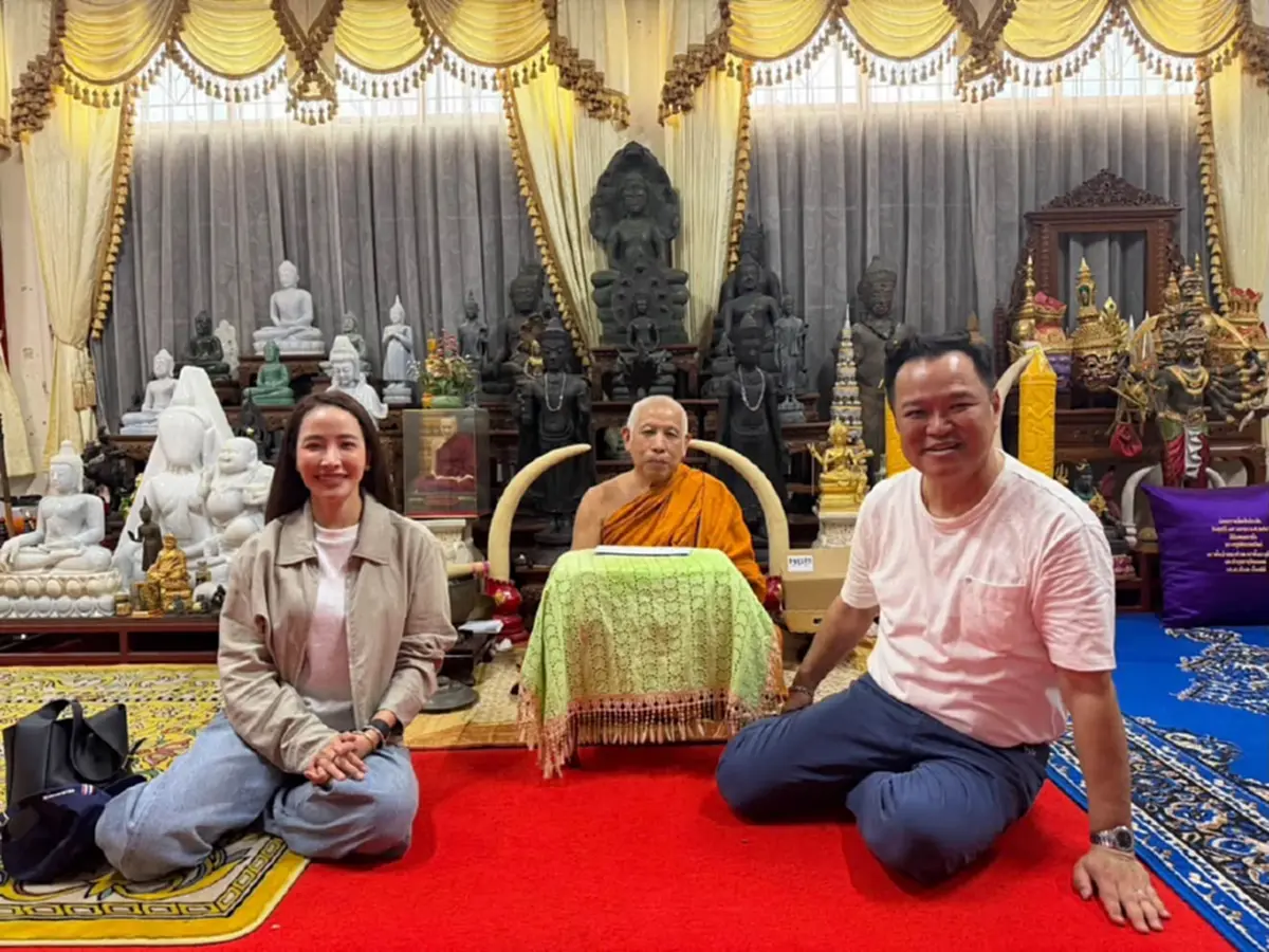 สายมูจับตา "อนุทิน" ลงยันต์ฝ่ามือ "หลวงพ่อสำลี" เสริมสิริมงคล