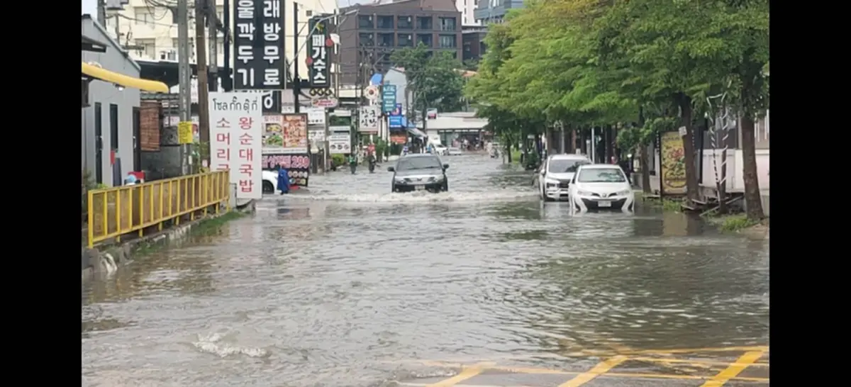 ฝนถล่มพัทยากลางวันแสกๆ น้ำพุ่งเกือบเมตร ปิดเส้นทางวุ่น