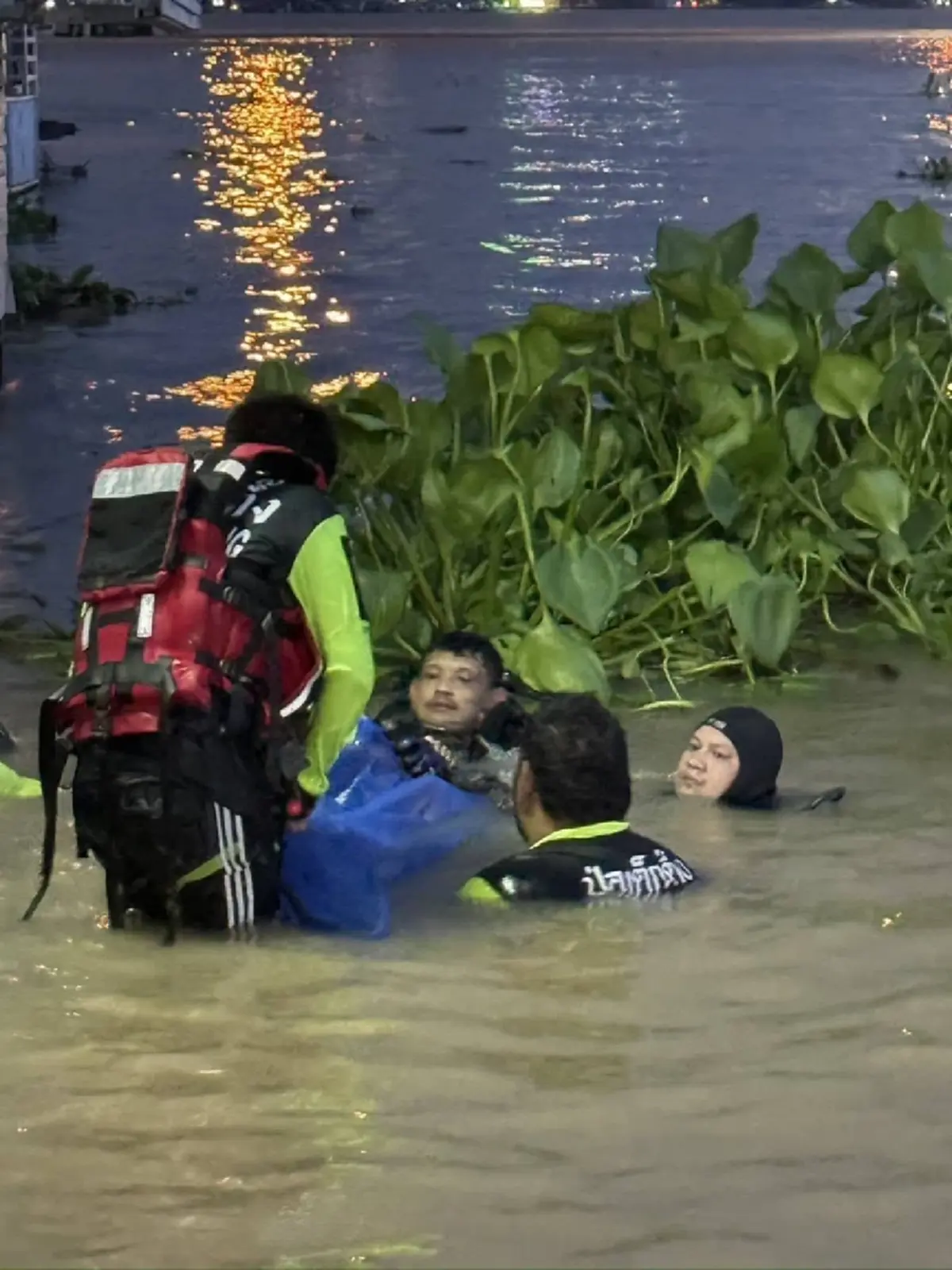 พบร่างแล้ว 3 นักเรียน หลังลงไปเล่นน้ำเจ้าพระยา ก่อนสูญหาย