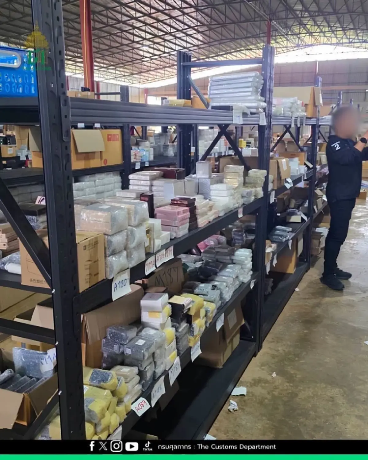 เจ้าหน้าที่ลุยเช็กบิลยึดสินค้าแบรนด์ปลอมแน่นคลัง มูลค่าทะลุ 238 ล้าน