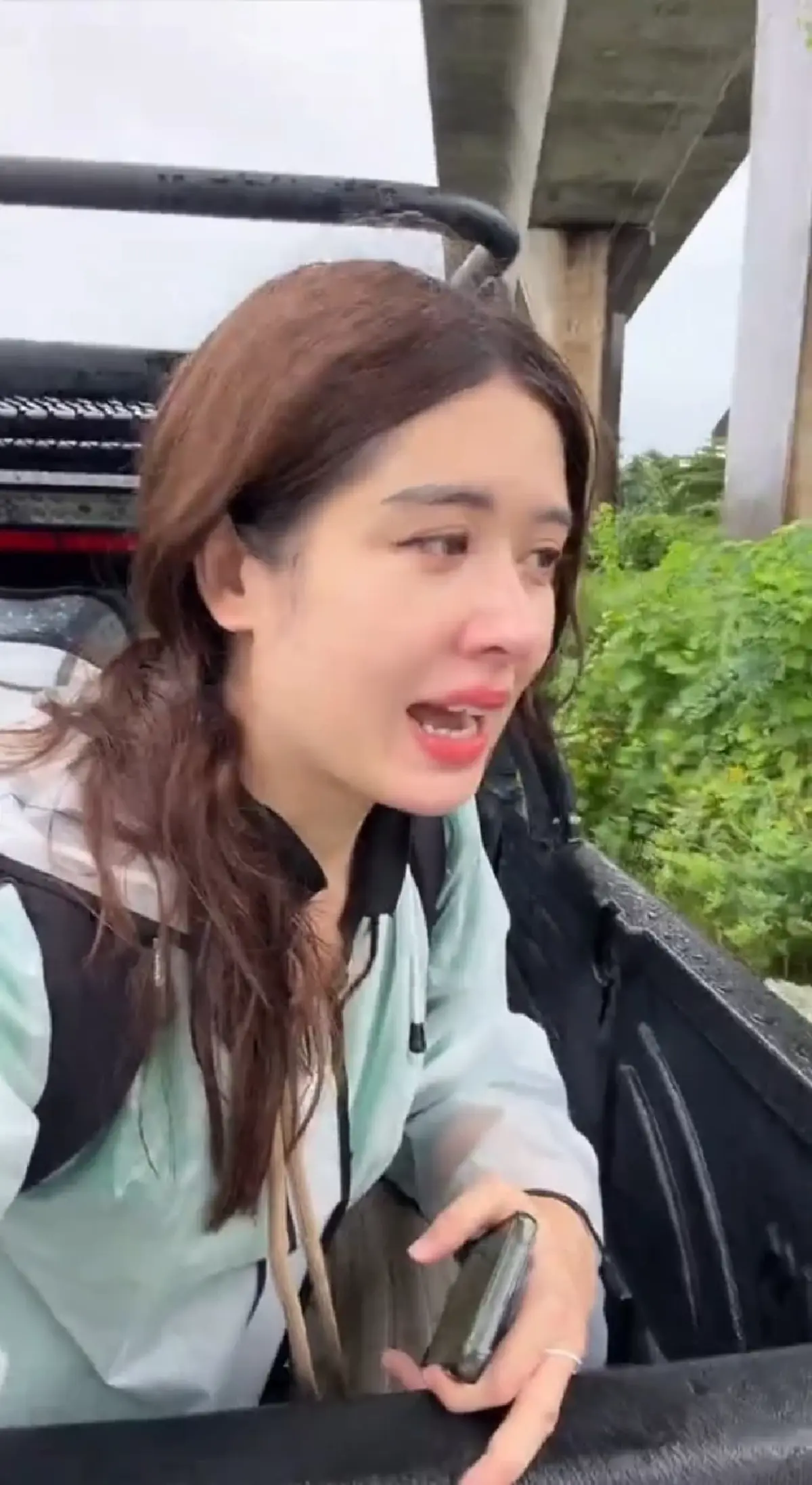 "มิ้นท์ นวินดา" กลั้นน้ำตาไม่อยู่ เจอน้ำใจคนไทยกลางวิกฤตน้ำท่วม