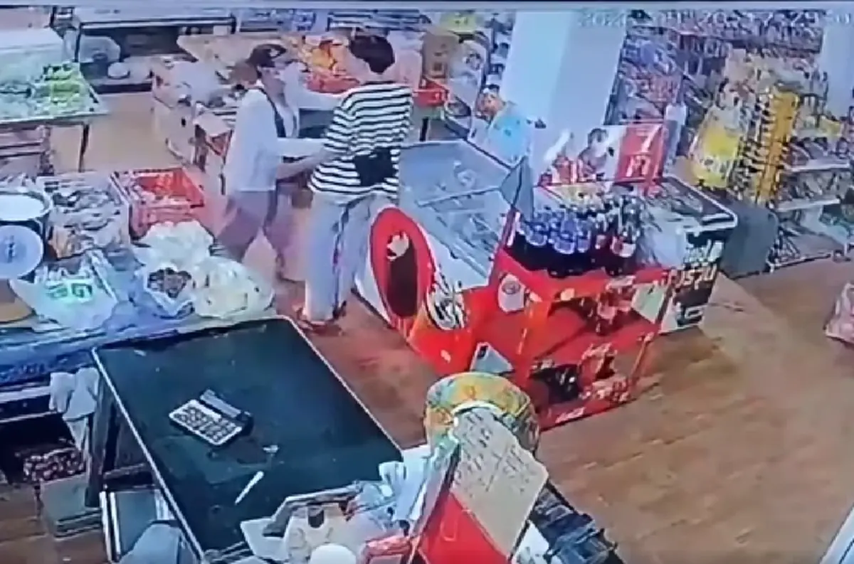 ขนลุกทั้งร้าน สาวปริศนาพุ่งกอดเพื่อน "น้องพิมพ์" ก่อนพูดประโยคสะเทือนใจ