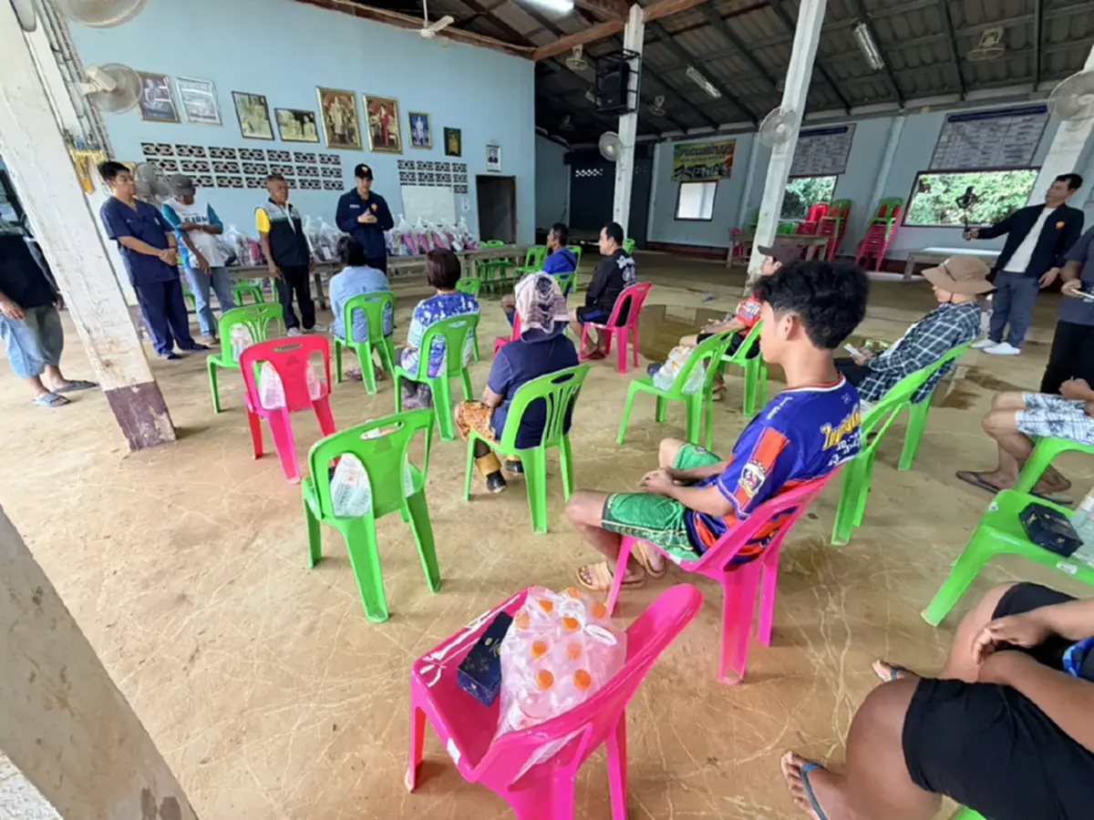 ส.ส. ภูมิใจไทยตราด ลุยน้ำท่วมขนถุงยังชีพช่วย 400 หลังคา